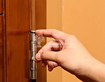 Как избавиться от скрипа двери?